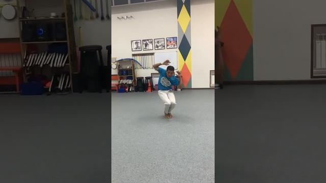 Acrobacias,floreios e chutes (capoeira) смотреть онлайн