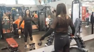 Махи гантелями по сторонам