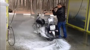 Процесс мойки мотоцикла