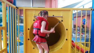 ДЕТСКАЯ ЗОНА в АКВАПАРКЕ КВА-КВА ПАРК Женя на детских горках