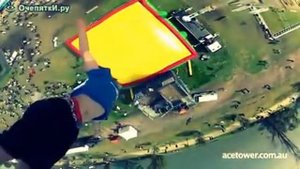 экстремалы с огромной высоты прыгают на батут.