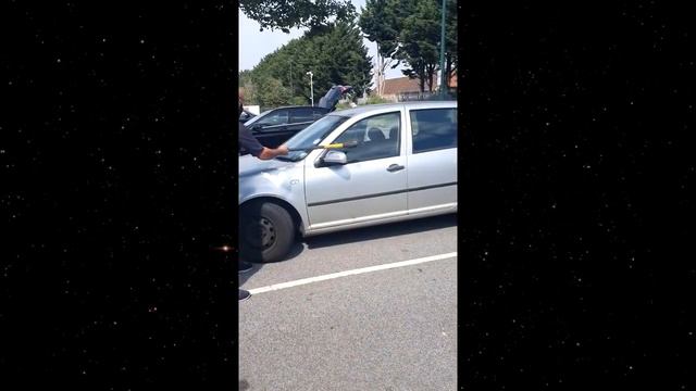 Увидев как она З А Д Ы Х А Е Т С Я от жары, мужчина не смог пройти мимо... смотреть онлайн