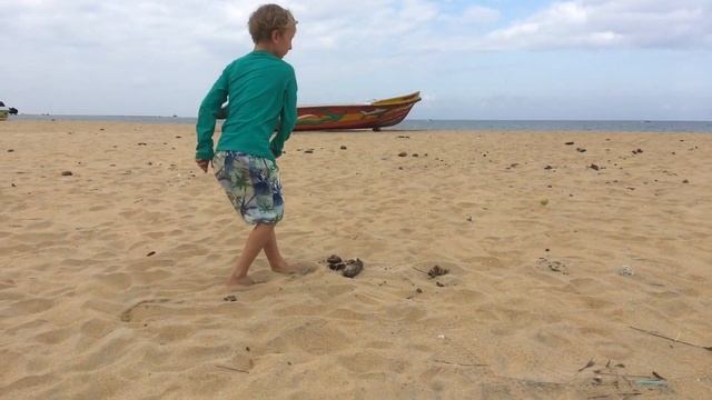 Саша Кудавик и папа  играют на пляже. Подвижные игры для детей и не только. Кто победит??? смотреть онлайн