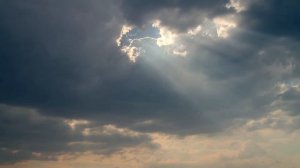Time lapse, rays of sun light through the clouds / Таймлапс, лучи солнца сквозь облака