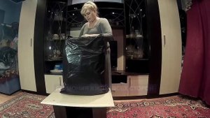 Упаковка чемодана в мусорный мешок