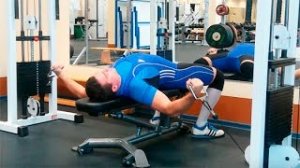 Сведение рук в кроссовере лёжа: техника выполнения