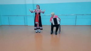 По улице мостовой-русская народная песня.