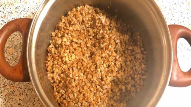 Гречка с соусом из консервированной кукурузы, фасоли и жареного болгарского перца