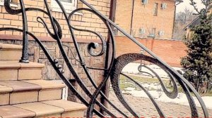 Кованые перила для наружной лестницы на крыльцо частного дома