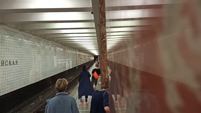 Метро Москва станция Партизанская и Первомайская прибытие и отправление поезда