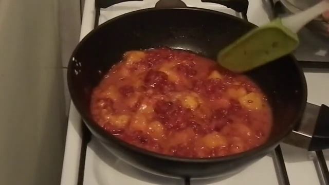 Готовим ягодный пирог с малиной и персиками