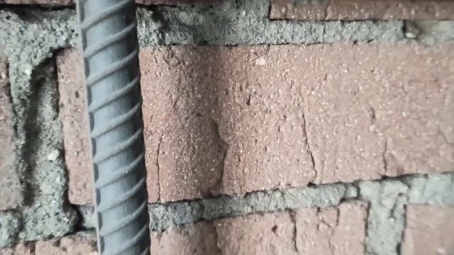 Очищаем стены и потолок от старой краски и штукатурки