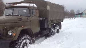 Зил 131 буксует в снегу