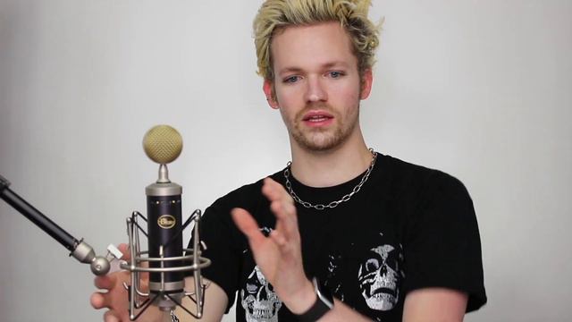 BLUE BABY BOTTLE SL MICROPHONE REVIEW | MUSIC MONDAYS смотреть онлайн