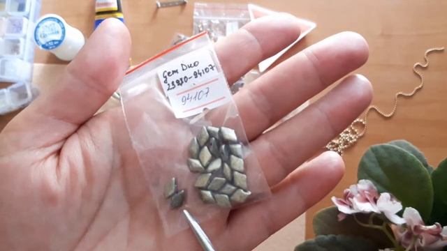 Брошь из бисера "Лист клевера". Краткое описание её создания смотреть онлайн