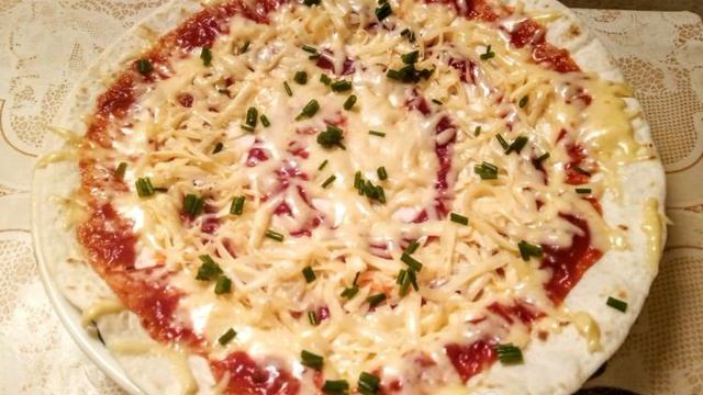 Тортилья с начинкой из сыра, лука и кетчупа