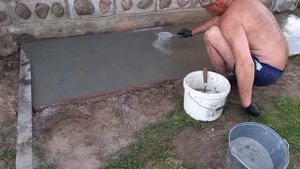 Заливаем отмостку под террасу от бани.
