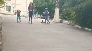 Артур упал с самоката.