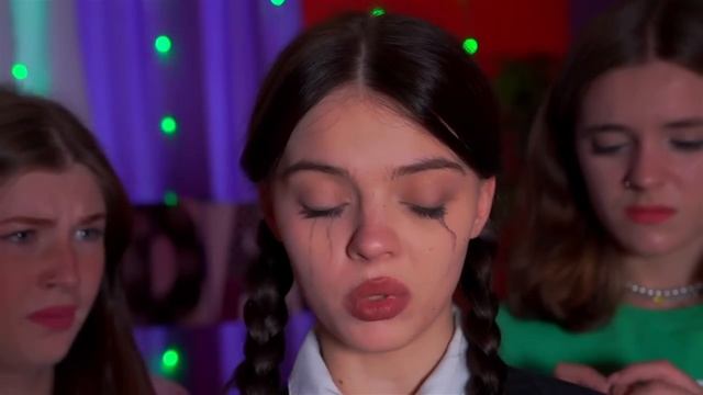 Уэнсдей Аддамс VS Хеллоу Китти! Кто Станет Королевой Школы? смотреть онлайн