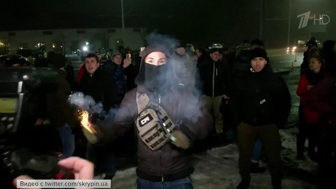 В Киеве националисты забросали файерами и дымовыми шашками здание посольства РФ