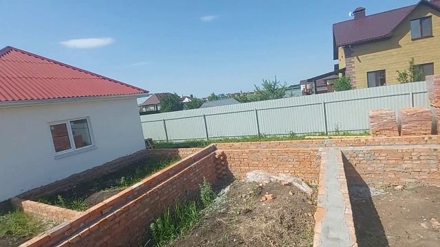 Дом в белгороде строим под заказ. Подняли цоколь из кирпича.