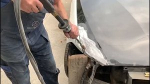 Правка крыла BMW споттером. Кузовной ремонт дело тонкое.