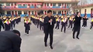 Весёлая зарядка в китайской школе.