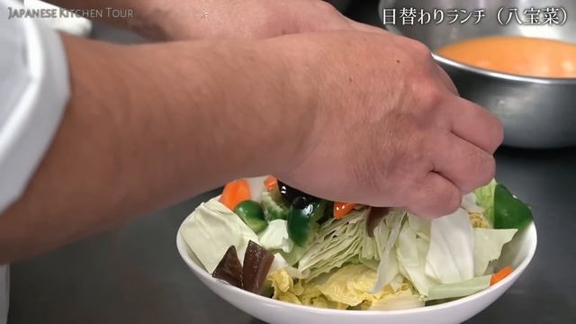 A man who makes a full meal one after another with a smile like a boy. 中国飯店 japanese street food 中 смотреть онлайн