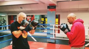 Классическая защита от левого прямого - подставка правой ладони.