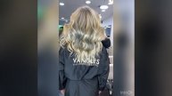 Transformación de melenas con canas de 80 % a un rubio beige