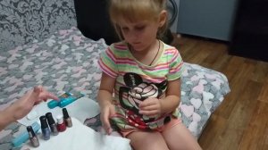 Ирина красит ногти на руках. Маникюр.