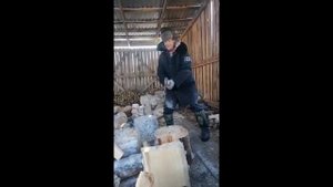 САНЯ БЫК КОЛИТ ДРОВА В ТАЙГЕ