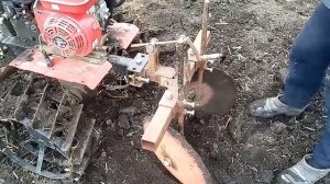 МОтоблок "ОКА".Дисковый окучник на передней навеске.Закапываем картошку.