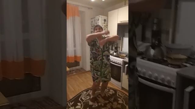 Бабушка танцует смотреть онлайн
