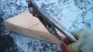 Раскаленный шар положил на поролон. Эксперимент