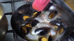 Паста с морепродуктами: тигровыми креветками и мидиями