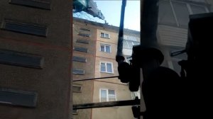 Падение груза с крыши при поднятием краном