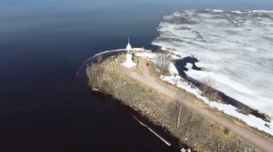 Белый маяк на реке Свирь на входе в Ново-Свирский канал