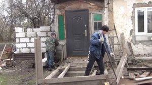 сломали крыльцо, а там.....наш дом в деревне