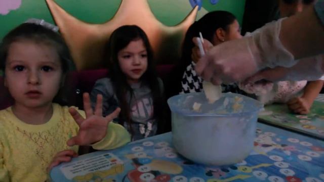 Варюшка идет на МАстер Класс.Готовим творожные кексики! смотреть онлайн