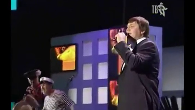 Туда, где все друзья мои ещё смеются, Где живы все и море плещет о причал смотреть онлайн