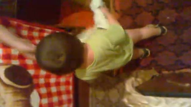 мега прикол!!!! ребенок сам одевается ))) смотреть онлайн