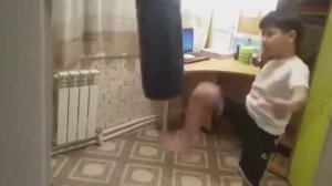 Тренировка мальчика: бокс и отжимание.