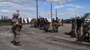 Кадры сдачи в плен украинских военных с "Азовстали" в Мариуполе