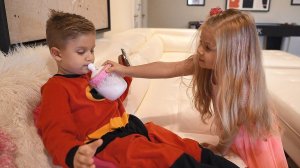 Диана и непослушная Кукла / Diana Pretend Play with Baby Doll toys