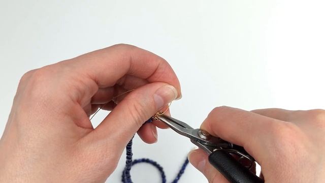 Собираем колье с бусинами кубиками лазурита и подвеской солнышком