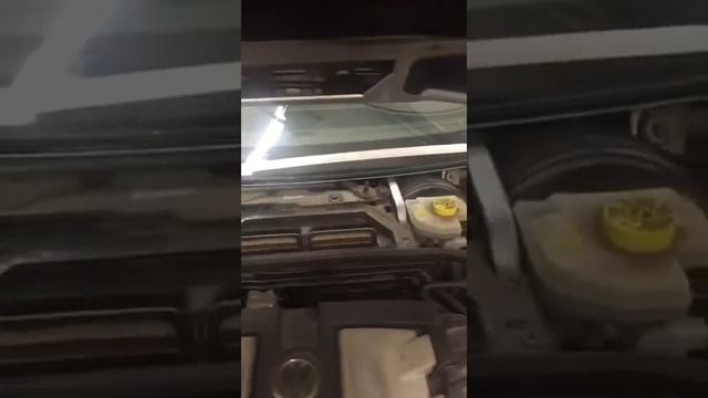 VW Phaeton. Установка пластины которая вставяется в нижнюю часть лобового стекла. смотреть онлайн