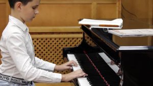 Полонез (Бах И.С.). Исполняет Леонов Николай (12 лет)