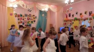 Танец с разноцветными ладошками