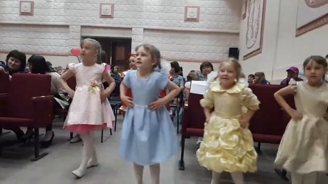 Музыкальная зарядка на фестивале "Яркая планета детства" смотреть онлайн